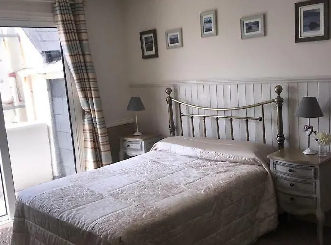 Guest house Westend Bar & Select Fenit